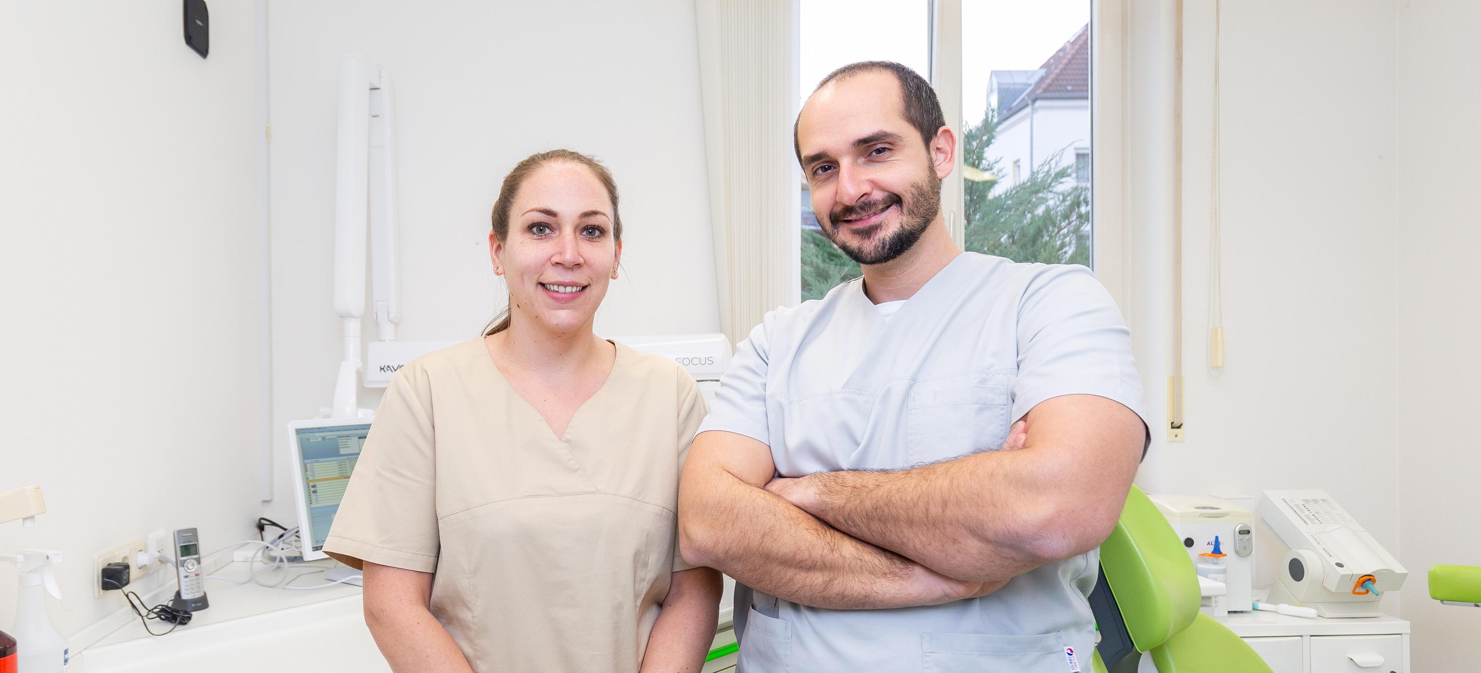 Foto vom Zahnarzt Totolici mit seiner Mitarbeiterin in der Zahnarztpraxis in Konstanz