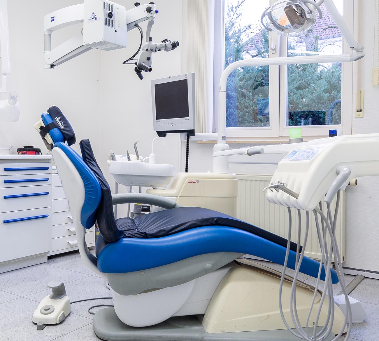 Zahnarztpraxis Totolici - Behandlungszimmer mit blauem Behandlungsstuhl