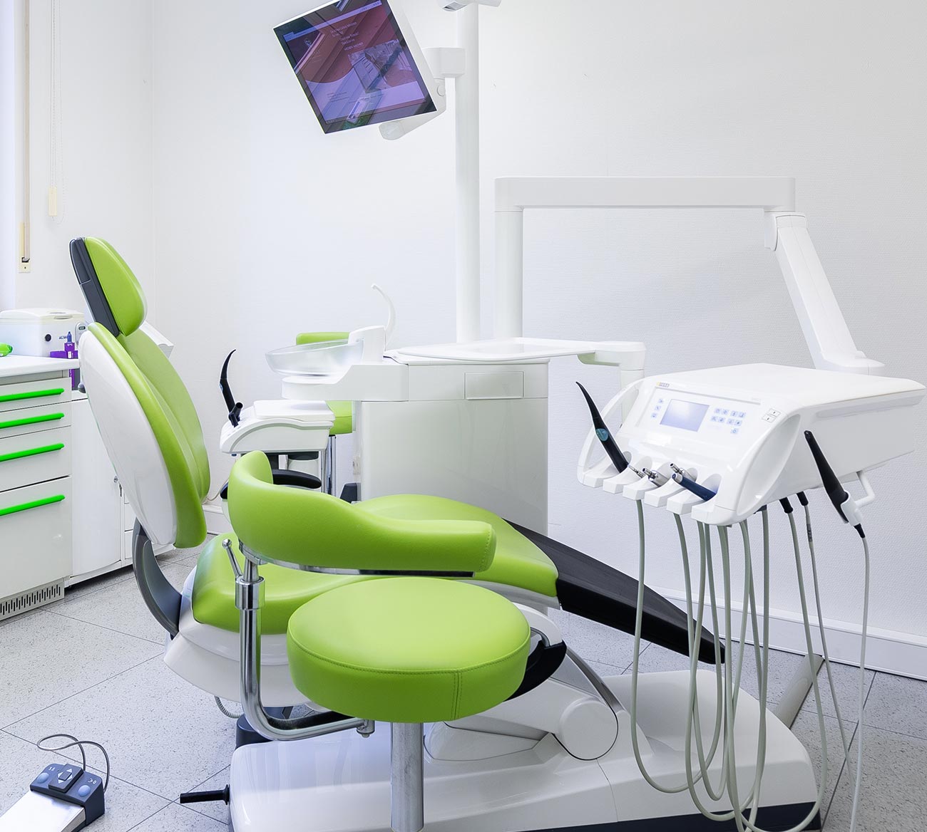 Zahnarztpraxis Totolici - Behandlungszimmer mit gruenem Behandlungsstuhl